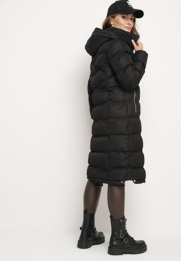 Born2be - Czarna Pikowana Kurtka z Kapturem i Ozdobnymi Taśmami Ettaria. Okazja: na co dzień. Typ kołnierza: kaptur. Kolor: czarny. Materiał: jeans. Styl: casual, elegancki