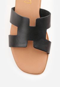 Renee - Czarne Klapki Vices ze Skóry Naturalnej Ozdobione Wycięciami Arqelia. Okazja: na co dzień. Kolor: czarny. Materiał: skóra. Wzór: aplikacja. Styl: elegancki, casual #4