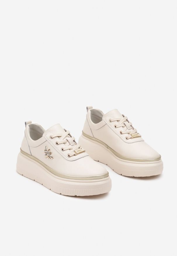 Born2be - Beżowe Skórzane Sneakersy na Grubej Podeszwie z Metaliczną Ozdobą Nericia. Okazja: na spotkanie biznesowe. Kolor: beżowy. Materiał: skóra. Wzór: aplikacja