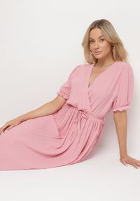 Born2be - Różowa Kopertowa Sukienka z Bawełną i Paskiem Ivellevia. Okazja: na co dzień. Typ kołnierza: dekolt w serek. Kolor: różowy. Materiał: bawełna. Długość rękawa: długi rękaw. Sezon: lato. Typ sukienki: kopertowe. Styl: klasyczny, casual, elegancki #4