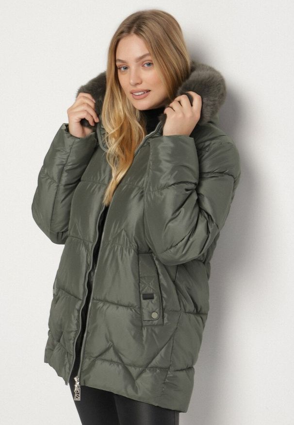 Born2be - Zielona Pikowana Kurtka z Kapturem z Futerkiem Tevea. Okazja: na spacer, do pracy, na spotkanie biznesowe. Typ kołnierza: kaptur. Kolekcja: plus size. Kolor: zielony. Materiał: futro. Styl: elegancki, klasyczny, biznesowy