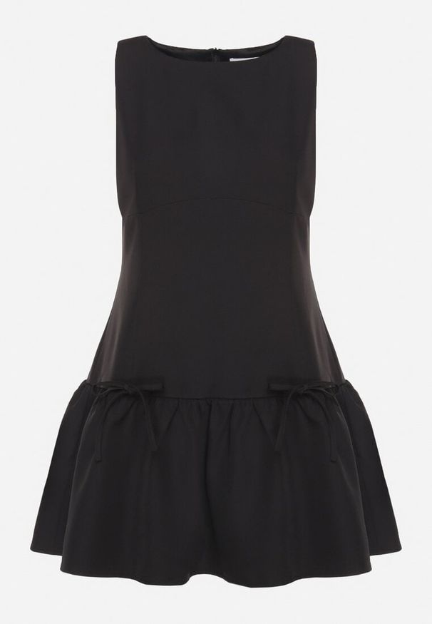 Born2be - Czarna Rozkloszowana Sukienka Vices Bez Rękawów z Obniżonym Stanem i Kokardkami Folinesa. Okazja: na co dzień. Typ kołnierza: kokarda. Kolor: czarny. Długość rękawa: bez rękawów. Styl: elegancki, casual, klasyczny