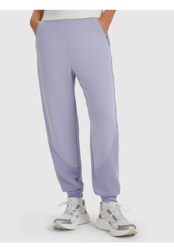 4f - 4F Spodnie dresowe joggery z modalem damskie - fioletowe XL. Kolor: fioletowy. Materiał: dresówka. Wzór: gładki, ze splotem. Sport: fitness