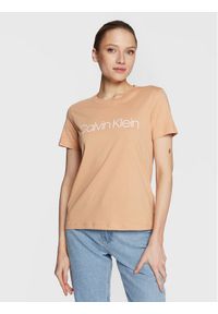 Calvin Klein T-Shirt Core Logo K20K202142 Beżowy Regular Fit. Kolor: beżowy. Materiał: bawełna