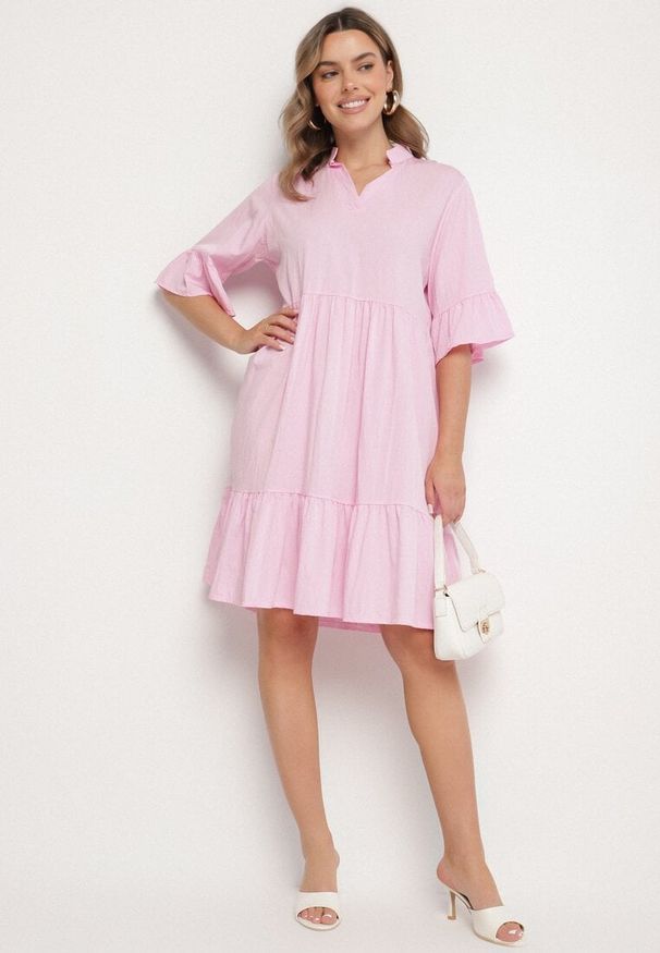 Born2be - Różowa Sukienka Rozkloszowana z Wiskozą Ozdobiona Falbanami Eviriane. Okazja: na co dzień. Typ kołnierza: dekolt w serek. Kolor: różowy. Materiał: wiskoza. Wzór: aplikacja. Typ sukienki: proste. Styl: casual