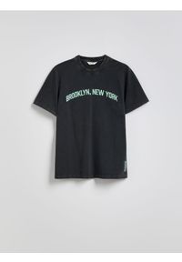 Reserved - T-shirt regular z nadrukiem - czarny. Kolor: czarny. Materiał: bawełna, dzianina. Wzór: nadruk