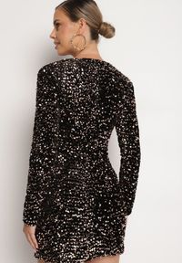 Born2be - Złoto-Czarna Kopertowa Sukienka z Cekinami o Dopasowanym Kroju Bonilena. Kolor: złoty. Wzór: aplikacja. Typ sukienki: kopertowe #3