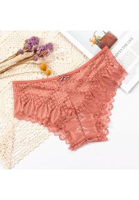 Intica - Koronkowe figi z wycięciami na romantyczny wieczór Emyle. Kolor: beżowy. Materiał: koronka. Wzór: aplikacja, koronka