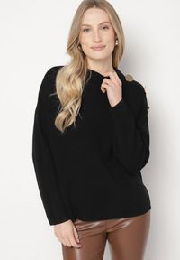 Born2be - Czarny Sweter Ozdobiony Metalicznymi Guzikami Amentia. Typ kołnierza: golf. Kolor: czarny. Materiał: jeans. Wzór: aplikacja. Styl: klasyczny #3