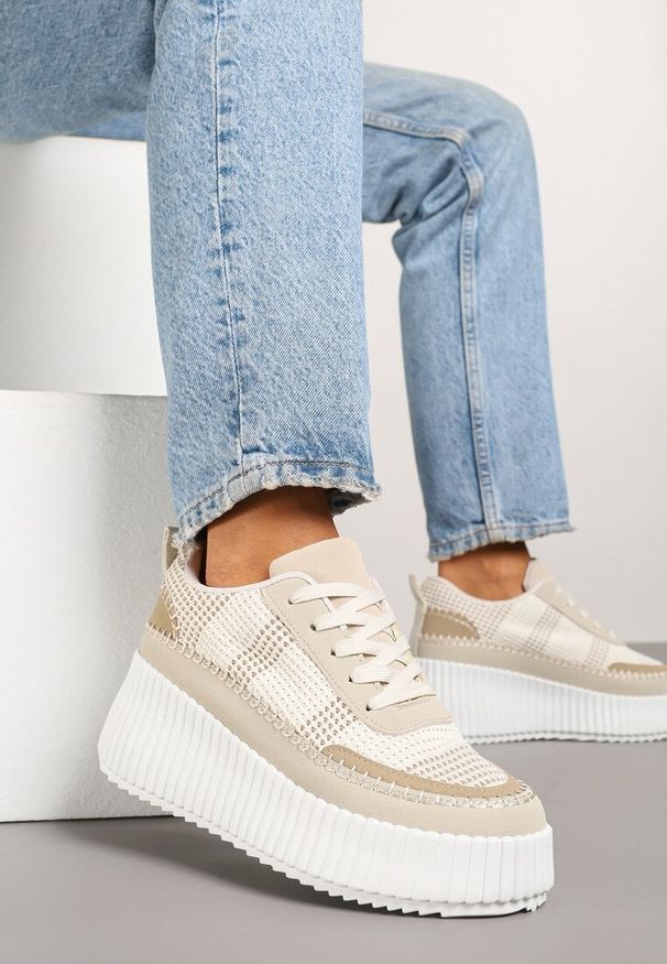 Born2be - Beżowe Sneakersy na Grubej Podeszwie z Tłoczeniami Zdobione Przeszyciami Falinia. Okazja: na co dzień. Kolor: beżowy. Materiał: jeans. Wzór: aplikacja