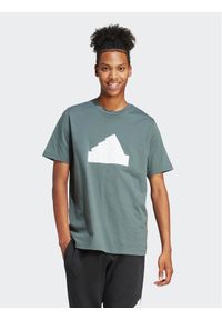 Adidas - adidas T-Shirt Future Icons Badge of Sport IZ1623 Zielony Regular Fit. Kolor: zielony. Materiał: bawełna. Styl: sportowy #1
