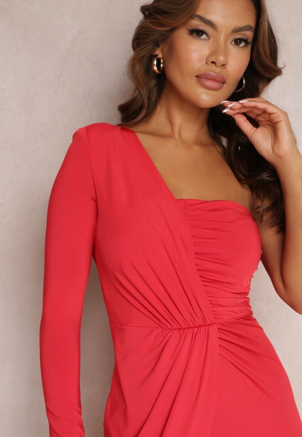 Renee - Czerwona Asymetryczna Sukienka Maxi Zdobiona Drapowaniem Kiari. Kolor: czerwony. Materiał: wiskoza. Wzór: aplikacja. Typ sukienki: asymetryczne. Styl: elegancki. Długość: maxi