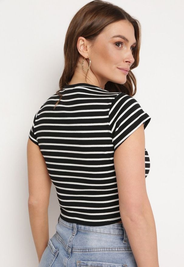 Born2be - Czarno-Biały Bawełniany T-shirt Prążkowany o Krótkim Kroju Quedara. Okazja: na co dzień. Kolor: czarny. Materiał: bawełna, prążkowany. Długość: krótkie. Styl: casual, klasyczny