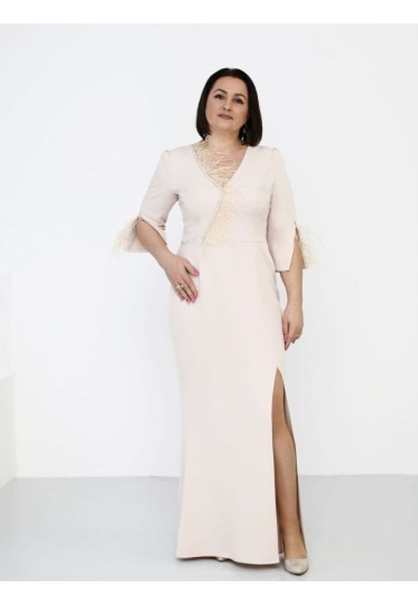 Sukienka Model Salima Beige - Jersa. Okazja: na imprezę. Materiał: elastan. Długość rękawa: krótki rękaw. Wzór: aplikacja. Styl: elegancki. Długość: maxi