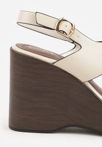 Renee - Beżowe Sandały na Platformie i Koturnie z Geometryczną Cholewką Adrasithise. Zapięcie: sprzączka. Kolor: beżowy. Wzór: geometria. Obcas: na koturnie #9