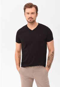 Volcano - T-shirt z dekoltem w serek T-SLIT. Typ kołnierza: dekolt w serek. Materiał: bawełna. Długość rękawa: krótki rękaw. Długość: krótkie. Styl: klasyczny #1