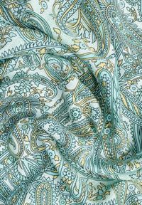 Renee - Zielona Bawełniana Sukienka Paisley z Kopertowym Dekoltem z Falbaną i Gumką w Talii Brionea. Okazja: na co dzień. Typ kołnierza: dekolt kopertowy. Kolor: zielony. Materiał: bawełna. Długość rękawa: krótki rękaw. Wzór: paisley. Typ sukienki: kopertowe. Styl: casual, elegancki #3