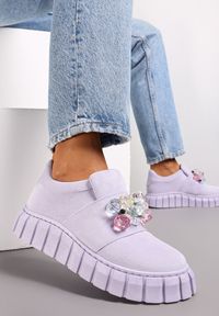 Renee - Fioletowe Wsuwane Sneakersy na Platformie z Kryształkami Alexelina. Okazja: na co dzień. Zapięcie: bez zapięcia. Kolor: fioletowy. Materiał: jeans. Szerokość cholewki: normalna. Wzór: aplikacja. Obcas: na platformie