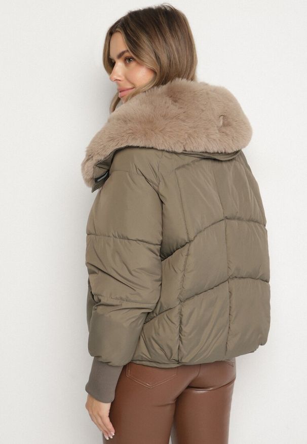 Born2be - Ciemnozielona Pikowana Kurtka z Futrzanym Kołnierzem z Możliwością Odpięcia Malatila. Okazja: do pracy, na spacer. Kolor: zielony. Materiał: futro. Długość rękawa: długi rękaw. Długość: długie. Sezon: zima. Styl: klasyczny, elegancki