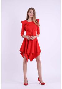 Nommo - Czerwona Asymetryczna Sukienka Wizytowa ze Sznurowanym Paskiem. Kolor: czerwony. Materiał: poliester, wiskoza. Typ sukienki: asymetryczne. Styl: wizytowy #1