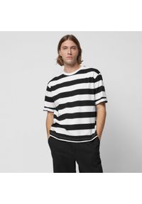 outhorn - T-shirt oversize w paski męski - czarno-biały. Kolor: czarny, biały, wielokolorowy. Materiał: dzianina, materiał, bawełna. Wzór: paski