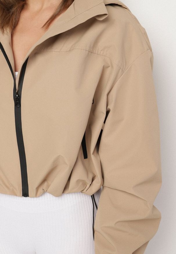 Born2be - Ciemnobeżowa Kurtka Wiatrówka o Kroju Oversize Natilessa. Okazja: na spacer, na co dzień. Kolor: beżowy. Materiał: jeans. Długość rękawa: długi rękaw. Długość: długie. Sezon: wiosna. Styl: casual