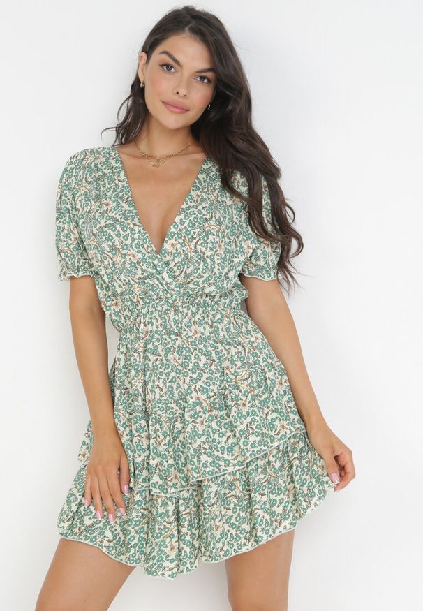 Born2be - Zielona Wiskozowa Sukienka Mini z Gumką w Pasie i Falbankami Gantisa. Typ kołnierza: kołnierz z falbankami. Kolor: zielony. Materiał: wiskoza. Wzór: kwiaty. Typ sukienki: kopertowe. Długość: mini