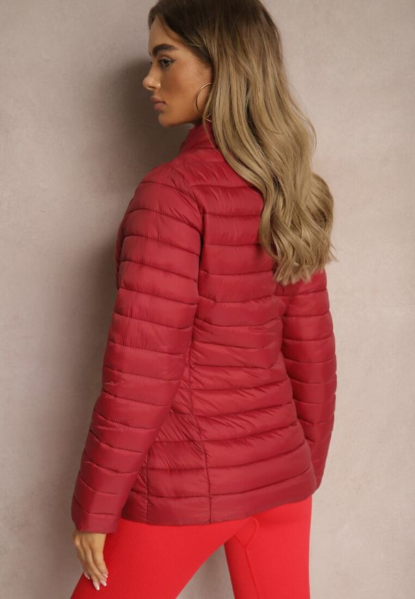 Renee - Bordowa Kurtka Ozdobiona Pikowaniem i Kieszeniami na Suwak Mivuria. Okazja: na co dzień. Kolor: czerwony. Materiał: jeans. Wzór: aplikacja. Styl: casual, elegancki