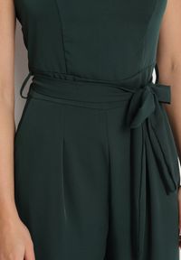 Born2be - Ciemnozielony Taliowany Kombinezon z Paskiem Wiązaniem i Odkrytymi Plecami Malurea. Okazja: na co dzień, na imprezę. Kolor: zielony. Materiał: jeans. Sezon: lato. Styl: casual #3