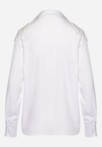Born2be - Biała Koszula o Klasycznym Fasonie z Naszywkami i Cekinami Akrasia. Okazja: na spotkanie biznesowe. Kolor: biały. Wzór: aplikacja. Styl: klasyczny #5