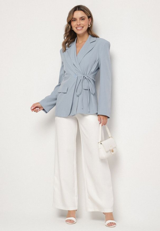 Born2be - Niebieska Marynarka z Ozdobnym Wiązaniem Lenirin. Okazja: na co dzień. Kolor: niebieski. Materiał: jeans. Styl: elegancki, casual