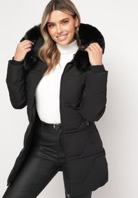 Born2be - Czarna Kurtka w Geometryczne Pikowanie z Kapturem i Futerkiem Bellinae. Okazja: na co dzień. Typ kołnierza: kaptur. Kolor: czarny. Materiał: futro. Wzór: geometria. Styl: casual, klasyczny #6