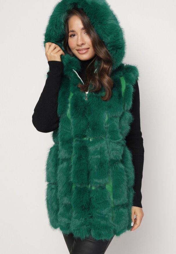 Born2be - Zielona Kamizelka Futrzana z Kapturem Sophal. Typ kołnierza: kaptur. Kolor: zielony. Materiał: futro