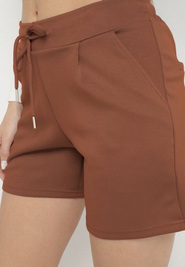 Born2be - Brązowe Szorty Dresowe przed Kolano z Wiązaniem w Pasie Dulcima. Okazja: na co dzień. Kolor: brązowy. Materiał: dresówka. Wzór: gładki. Sezon: lato. Styl: klasyczny, casual, elegancki