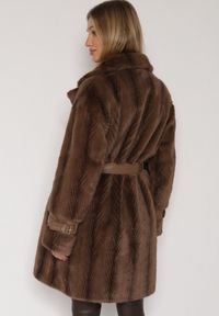 Born2be - Brązowy Futrzany Płaszcz z Wiązanym Paskiem i Ozdobnymi Sprzączkami Felryna. Okazja: na co dzień. Kolor: brązowy. Materiał: futro. Styl: klasyczny, casual, elegancki #8