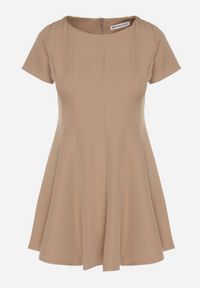 Born2be - Ciemnobeżowa Rozkloszowana Sukienka z Krótkim Rękawem i Ozdobnymi Przeszyciami Meporea. Okazja: na co dzień. Kolor: beżowy. Długość rękawa: krótki rękaw. Styl: klasyczny, casual, elegancki #7