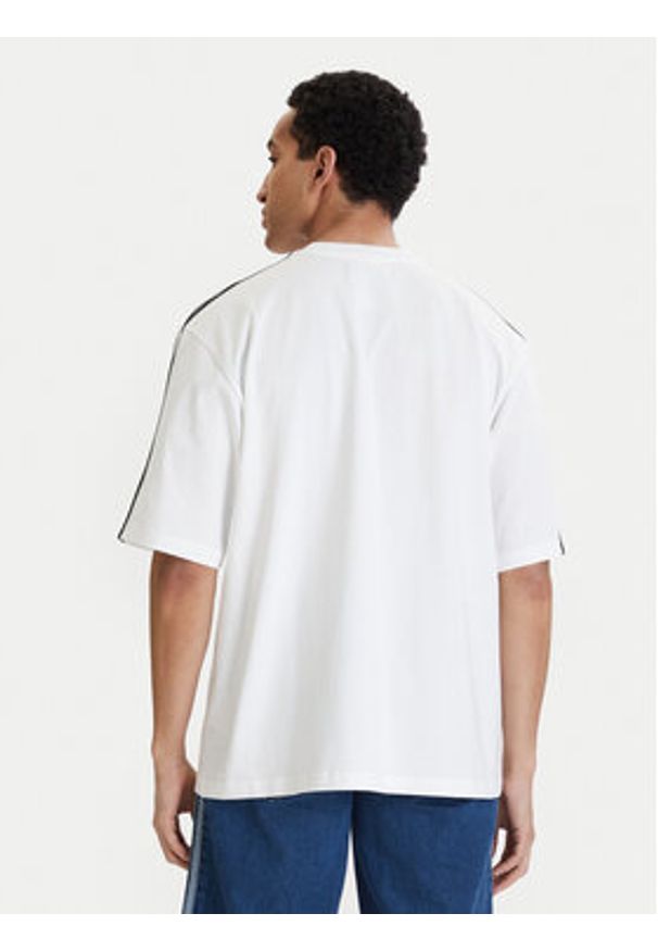 Adidas - adidas T-Shirt adicolor 3-Stripes KD4096 Biały Oversize. Kolor: biały. Materiał: bawełna