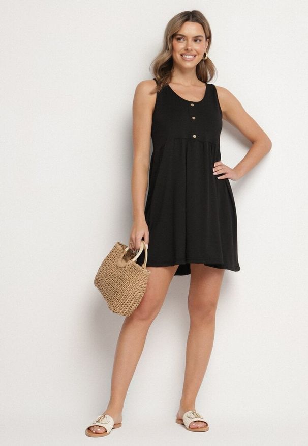 Born2be - Czarna Sukienka o Rozkloszowanym Kroju na Szerokich Ramiączkach z Guzikami Jenovira. Okazja: na co dzień. Kolor: czarny. Długość rękawa: na ramiączkach. Styl: casual