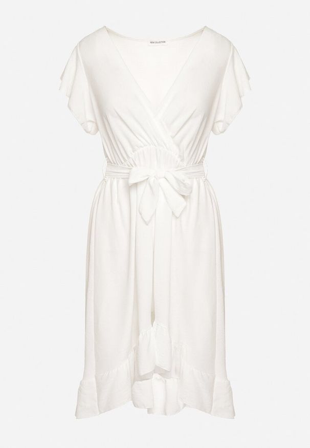 Born2be - Biała Kopertowa Sukienka z Asymetrycznym Dołem Ozdobiona Falbanką z Paskiem w Talii Snidia. Okazja: na co dzień, na spacer. Kolor: biały. Wzór: aplikacja. Sezon: lato. Typ sukienki: kopertowe, asymetryczne. Styl: casual, klasyczny, elegancki