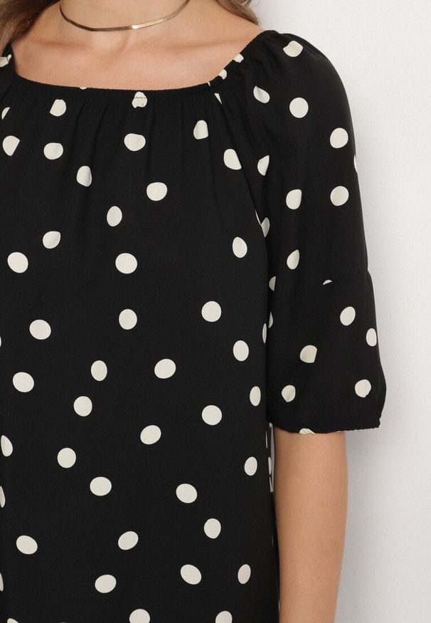 Born2be - Czarna Bluzka ze Sztucznego Jedwabiu w Kropki z Dekoltem Łódką Lisavina. Okazja: na co dzień. Typ kołnierza: dekolt w łódkę. Kolor: czarny. Materiał: jedwab. Wzór: kropki. Styl: casual, klasyczny, elegancki