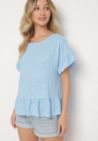 Born2be - Jasnoniebieska Bluzka o Kroju Oversize z Falbanami Livelle. Okazja: na co dzień. Kolor: niebieski. Materiał: jeans. Długość rękawa: krótki rękaw. Długość: krótkie. Styl: casual #5