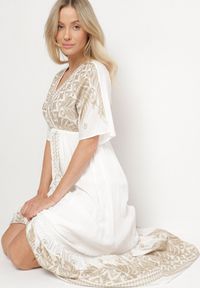 Born2be - Biała Wiskozowa Sukienka z Kopertowym Dekoltem i Haftem z Metaliczną Nicią Emhiris. Okazja: na co dzień. Kolor: biały. Materiał: wiskoza. Długość rękawa: krótki rękaw. Wzór: haft. Typ sukienki: kopertowe. Styl: klasyczny, casual #7