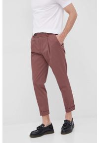 BOSS - Boss spodnie męskie kolor fioletowy w fasonie chinos. Kolor: fioletowy. Materiał: włókno, tkanina. Wzór: gładki