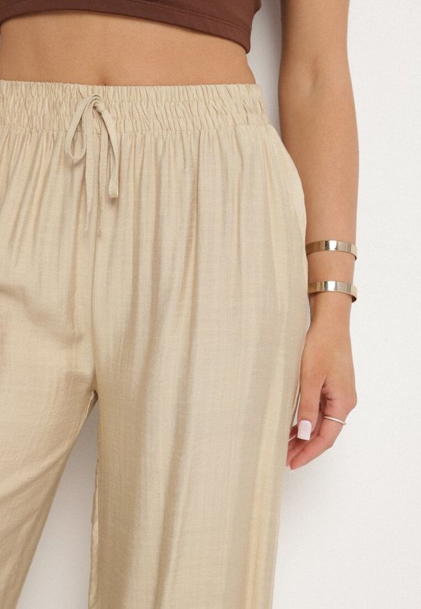 Born2be - Beżowe Wiskozowe Szerokie Spodnie z Wysokim Stanem Divola. Okazja: na co dzień, na spacer. Stan: podwyższony. Kolor: beżowy. Materiał: wiskoza. Sezon: lato. Styl: casual, klasyczny