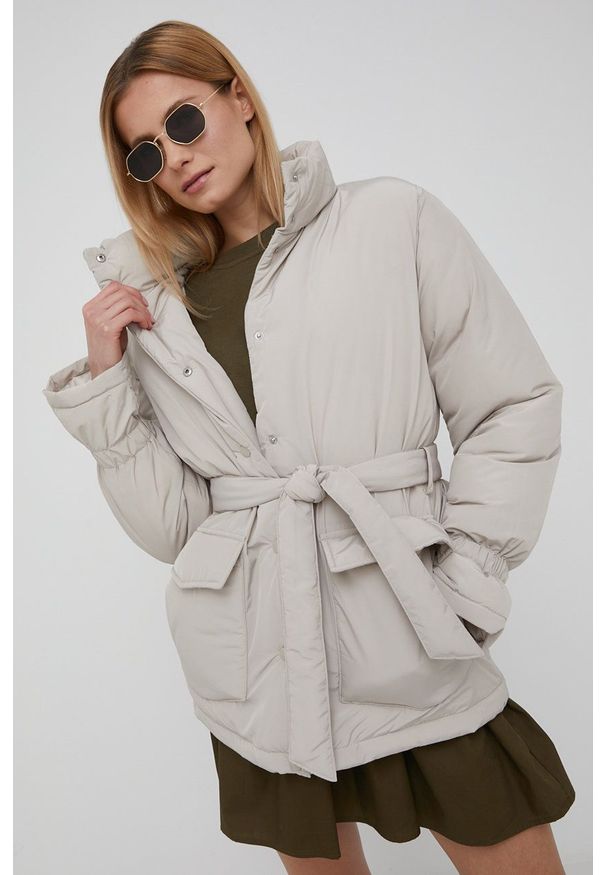 Vero Moda kurtka damska kolor beżowy zimowa. Okazja: na co dzień. Kolor: beżowy. Materiał: materiał, włókno. Wzór: gładki. Sezon: zima. Styl: casual