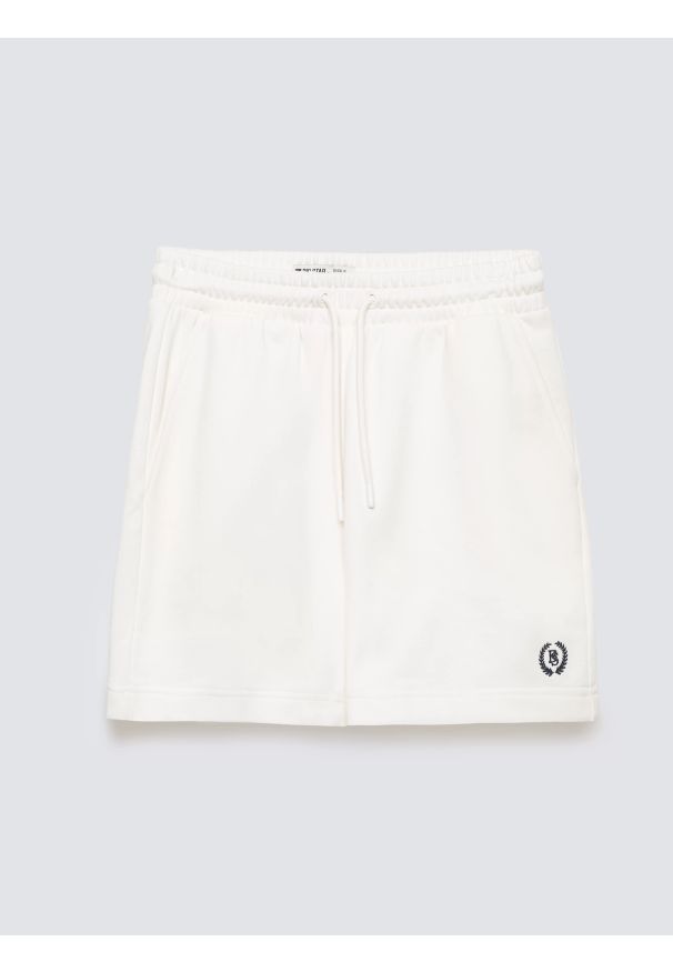 Big-Star - Szorty damskie dresowe z niewielkim haftem białe Meganta 100. Kolor: biały. Materiał: dresówka. Wzór: haft. Styl: klasyczny