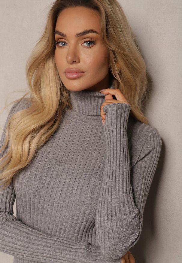 Renee - Szara Dopasowana Prążkowana Sukienka Sweterkowa z Golfem Wełną Bawełną i Kaszmirem Vaiovia. Okazja: na co dzień. Typ kołnierza: golf. Kolor: szary. Materiał: prążkowany, bawełna, kaszmir, wełna. Wzór: prążki. Typ sukienki: proste. Styl: elegancki, casual
