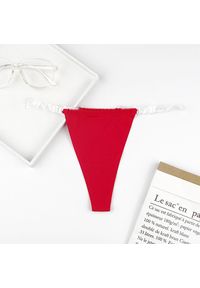 Intica - Stringi z przezroczystymi paskami i eleganckim detalem Iva. Kolor: czerwony. Materiał: materiał. Wzór: paski