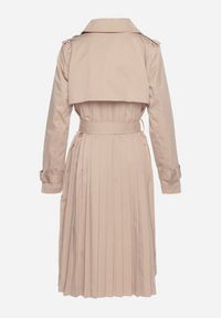 Born2be - Beżowy Płaszcz Trencz Dwurzędowy z Plisami z Tyłu i Materiałowym Paskiem Hellie. Kolor: beżowy. Materiał: materiał. Styl: elegancki #3