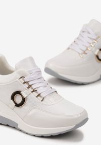 Renee - Białe Sneakersy na Koturnie z Metalicznymi Wstawkami Tapa. Okazja: na co dzień. Kolor: biały. Obcas: na koturnie